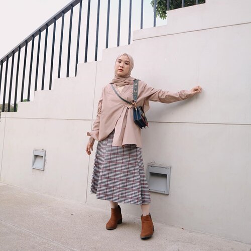 Sunday mood 🌹Mix and match olivia top from @label8store with tartan skirt and my favorite boots 👢 #label8store #lookbookindo