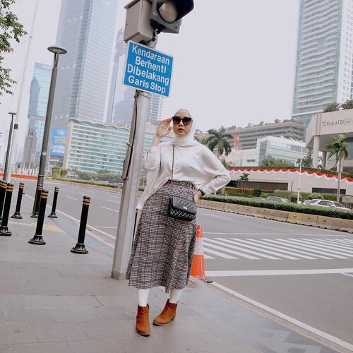 Jakarta feels like Japan ✨Mencoba look preppy, padu padan baju yang ada di lemari and Voila! Udh mirip hijabers Jepang belum xixi ☺️ Pashmina always @daissy.id x @ameliaelle .#AkudiLineToday #Fashion101#GayaSeleb