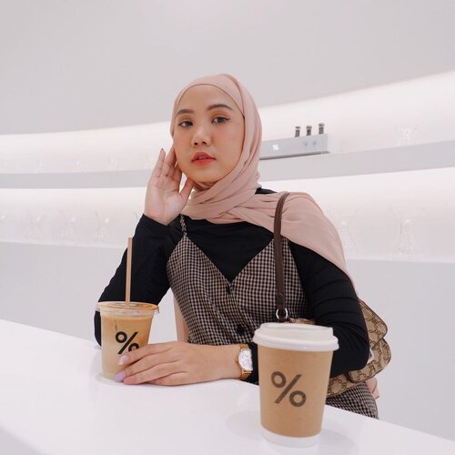 [SAVE] From JAPAN to Indonesia 🇮🇩 %ARABICA @arabica.indonesia is finally here! They are going to open for public this Wednesday 10th February 🙌🏻Coffee shopnya estetik banget, super clean dan yang paling amaze rasa kopinya enaaaaak bgt! Even udah take away dan semaleman di kulkas kopinya ngga asem, rasanya tetep konsisten dan masih nyaman di lambung ❤️ Kalo ditanya rasa apa yang wajib dicoba? Coffee Addicted : SPANISH LATTE & CAFE LATTENon Coffee : Matcha Latte must try! .Kalo kamu alergi dairy milk bisa banget ganti pake oat or soy milk. Range harganya masih reasonable banget menurut aku 40-70k untuk 1 cup. And you must try ALMOND CROISSANT enaknya da bomb crunchy bgt!#JakartaWeAreHere #ArabicaIndonesia #Jktgo #CoffeeShopJakarta #CoolSpot #ClozetteID