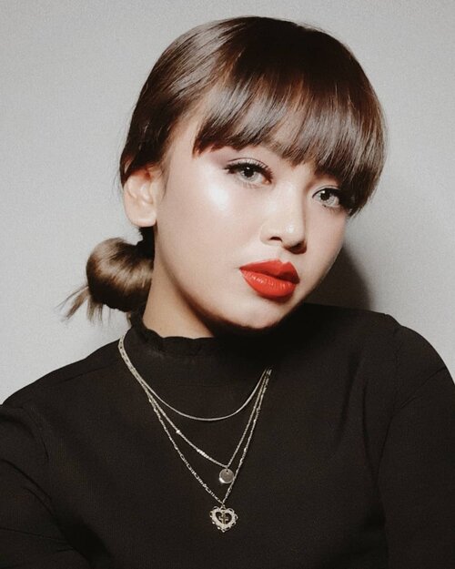 I've got that red lipstick classy look that you want xoxo 💋⁣#RedBeatsCOVID #GoRougeSignature #IamPoweredBeauty⁣#wakeupandmakeup #makeuptutorial #glowingmakeup #ClozetteID #indobeautysquad #ragamkecantikan #beautybloggerindonesia #tampilcantik #ABG #asianbabygirl #egirl #tezzaapp #maketherainbowjealous2020 #15dayscontentmarathon @getthelookid