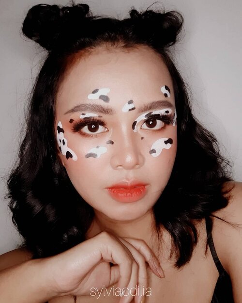 B**** I'M A COW 🐄 ⁣⁣Cow makeup collaboration with ma gurl @bellafryn⁣@stellajoee @lisesindia ⁣⁣Btw, kalian tim susu apa sih guys? Vanilla? Strawberry? Chocolate? Kalo aku semuanya suka 💕⁣⁣⁣#wakeupandmakeup #makeuptutorial #glowingmakeup #ClozetteID #indobeautysquad #ragamkecantikan #beautybloggerindonesia #tampilcantik #ABG #asianbabygirl #egirl #tezzaapp #cowmakeup #animalmakeup #dojacat #bitchimacow