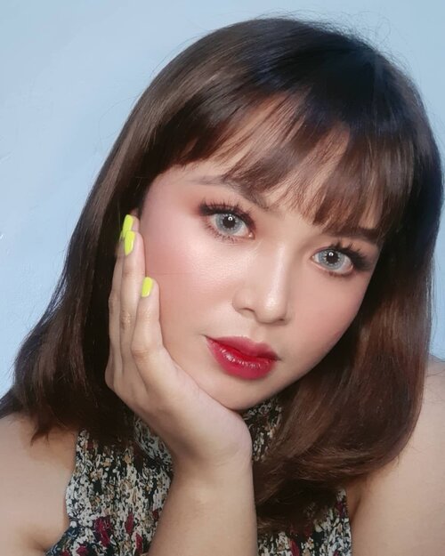 I wonder how I look like in your eyes 🖤⁣⁣💋 @eminacosmetics Glossy Stain (01 Autumn Bell)⁣⁣⁣#wakeupandmakeup #makeuptutorial #glowingmakeup #glowlook #namvo #ClozetteID #eminacosmetics #GlideandGloss #indobeautysquad #ragamkecantikan #beautybloggerindonesia #tampilcantik