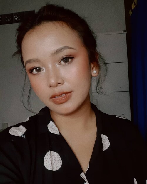 [ in a brownie kinda mood ]contact lens: @spexsymbolsweet talk - boolips: L'Oreal Paris Infallible Pro Matte - Les Chocolats 866 truffamania#wakeupandmakeup #makeuptutorial #glowingmakeup #ClozetteID #indobeautysquad #ragamkecantikan #beautybloggerindonesia #tampilcantik #ABG #asianbabygirl #egirl #tezzaapp #newnormal #ootd