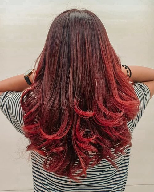 My new hair "Balayage Red Violet" special by @alfiantamailang and @ichahairstylist 💖........#matrix #balayage #clozetteID #wakeupandmakeup #indovidgram #bunnyneedsmakeup #beautybloggerindonesia #beautiesquad #charisceleb #tampilcantik #indobeautysquad