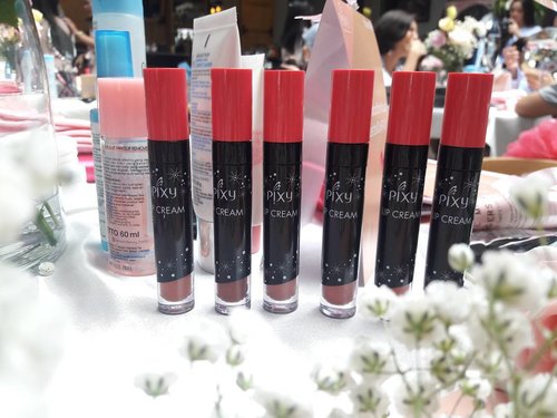There are plenty shades of nude but Pixy Lip Cream already killing it by their latest Lip Cream. The good news is they're launching six new nude lip cream with six different tone! They are Vintage Rose (07), Delicate Pink (08), Glam Coral (09), Sweet Choco (10), Gaudy Orange (11), and Mild Peach (12)

@clozetteid
@pixycosmetics
#InTheMoodForNude 
#ClozetteIDxPIXY
#clozetteID