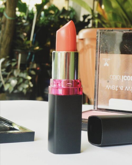 Review dan kegalauanku sama Maybelline Color Show Lipstick yang satu ini udah aku post di blog. Sorry to say tapi warna Rock The Coral ini nggak works di bibirku. Sedih banget karena warnanya cantik 😢
Ada yang pernah ngalamin kegalauan kayak aku? #putribelajarmakeup
.
.
.
.
.
.
.
#beauty #beauty101 #beautymakeup #beautyreview #maybelline #colorshow #lipstick #corallipstick #clozetteid #instabeauty #beautyoftheday #nudelipstick #reviewlipstick