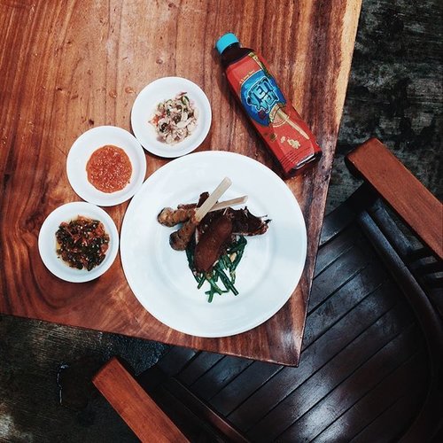 Siang - siang enaknya makan yang pedesnya nyes. Kalau tenggorokan mulai nggak enak, langsung minum @ichitan.indonesia Yen Yen aja. Dijamin panasnya berubah jadi seger yang nyes - nyes. Happy late-lunch everyone! 🍗🍖 #clozetteid #foodporn #food