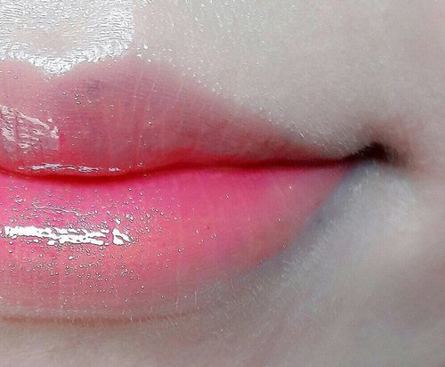 Start Monday with a soft smile and pink juicy lips 💋..Laneige Silk Intense Lipstick #142 Love Me New Me + Peripera Peri's Ink #1 It Lips + Fenty Beauty Gloss Bomb Universal Lip Luminizer = PERFECT!*That sparkling gold shimmer truly made my day 😍 @fentybeauty......#beauty #lotd #laneigeindonesia #peripera #fentybeauty #makeup #beautyblogger #bblogger #bloggerindonesia #indonesianbeautyblogger #pink #instabeauty #instagood #instadaily #like4like #follow #followme #likeforfollow #happy #makeupaddict #kbeauty #glossbomb #ClozetteID #saycintyablog