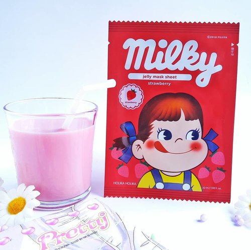 "Strawberry milk, anyone?" 🍓Mmm, actually I had nothing to do on this *ehm* gloomy Sunday, so I ended up wif a glass of 🍓 milk and mask sheet 😂Happy weekend!Btw, already wrote the review of this cutie bae in this link : bit.ly/2BqFdze#holikaholika #peko #홀리카홀리카 #뷰티 #핑크