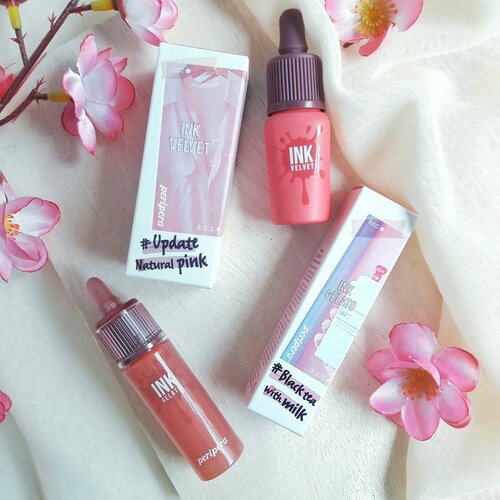 I know Peripera had just launched #ASMR Collection this holiday, but their previous launch is still sailing in my mind as they are too pretty. From @peripera_official #PinkMoment Collection, the Ink Velvet #8 Update Natural Pink and Ink Gelato #11 Blacktea with Milk....Sebenarnya dari segi formula, enggak ada bedanya dari yg edisi aslinya. Cuman packaging (terutama outer box) nya aja yg beda. Edisi Pink Moment ini cantikk banget, dong 😍 Yg banci packaging, wajib banget punya!..Dua-duanya punya warna yg natural, wearable buat daily dan teksturnya sama2 ringan (Ink Velvet: creamy-mousse texture. Ink Gelato gel-mousse texture). Yg Ink Gelato finish-nya lebih matte dari Ink Velvet, sedikit lebih powdery juga jadi kesannya lebih velvety-matte di bibir. Kalau Ink Velvet lebih ke satin sih. Enggak transferproof tp stain-nya lumayan awet & gak kering di bibir 💋 Apa lagi? Affordable pastinya! 😁....Happy weekend!..#peripera #페리페라 #핑크의순간 #잉크더벨벳..........#bblogger #makeup #kbeauty #indonesianbeautyblogger #beautybloggerindonesia #surabayabeautyblogger #saycintyablog #clozetteID #l4l #followme #followforfollowback #makeupaddict #holiday #instabeauty #cosmetic #bbloggers #wintermakeup #pink #flatlay #photography