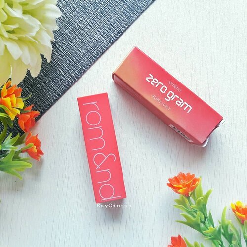 Hello Wednesday!
Hello today's mood color, Sunset Red ~

on frame : @romandyou Zerogram Lipstick Sunset Edition in shade #12 Sunlight
.
.
.
.
"Having a very nice day with this superb lightweight velvety matte lipstick. No clumpy result, no drying formula, no heavy feel. Yes smooth result, yes long lasting formula, yes high pigmentation ❤
Btw, its cute packaging is a bonus 😉"
.
.
.
.
.
#clozetteID #bblogger #beautybloggerid #bloggerperempuan #saycintyablog #beautybloggersurabaya #romand #롬앤 #롬앤립스틱 #zerogram