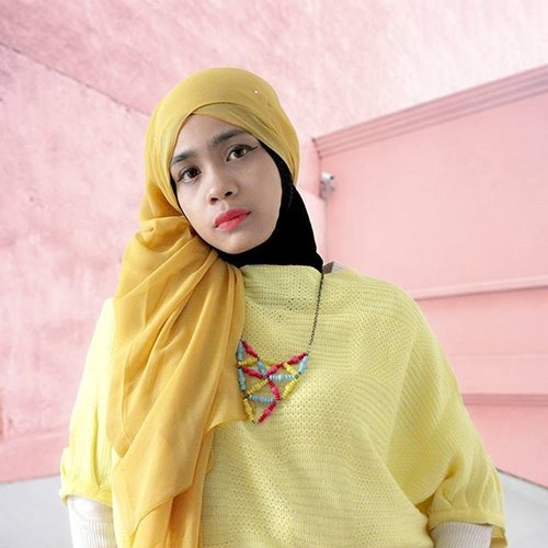 Senin nya bisa di skip aja gak?😅😅😅jan lupa sarapan..karena pura2 bahagia dan baik2 aja itu butuh tenaga extra 😰..cute necklace by @feblezhandmade💕..#clozetteid #yellow #starclozetter #hijab #ootd #ootdhijab #handmade #endorseid