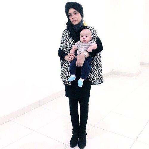 Bawa bayi kemana2 dan wajib pakek banget!gak bisa dan gak boleh di tinggal2 gtu kata papanya..cuma 1 yg harus jd catatan outfit tiap hari.. ada kancing di bagian depan! 😂buibuk pasti paham...#ootd #ootdhijab #hijabers #hijabindo #clozetteid #starclozetter #monochrome