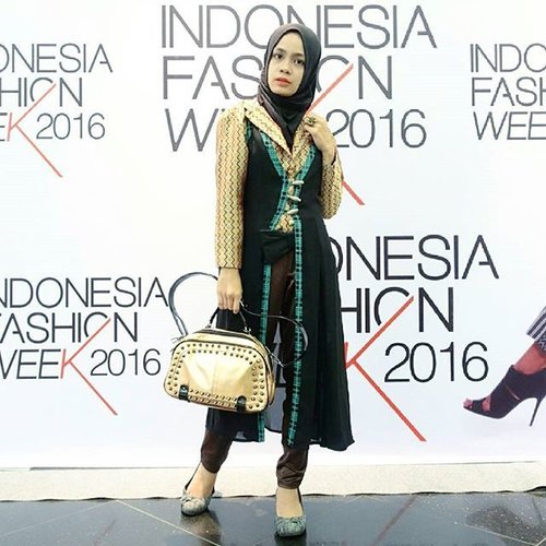 today at @indonesiafashionweekofficial 😘my dresscode is Reflections of Culture..📷 @sheemasherry 💕..#ootd #clozetteid #indoneaiafashionweek #hootd #hijab #fashionhijab