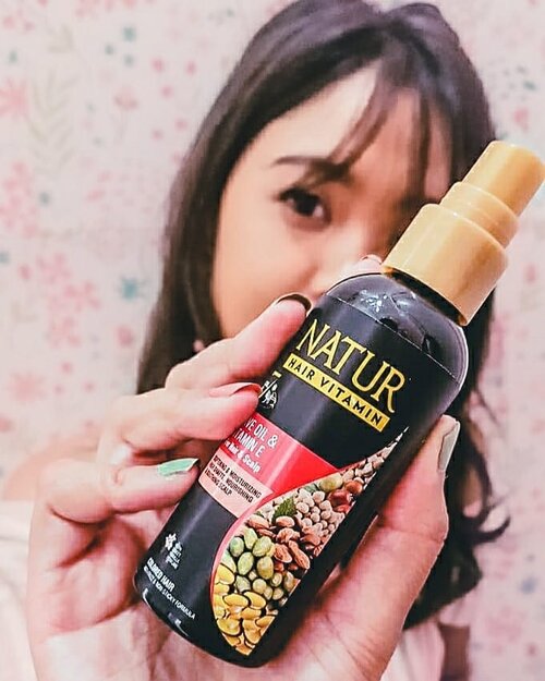 Setelah rambutku diwarnai, hair vitamin adalah produk wajib untuk dipakai setiap hari. Salah satu favorite aku adalah Hair Vitamin dari @backtonatur 🤗Ada 3 jenis, punyaku yang varian merah (mengandung olive oil & vitamin E) yang memang dikhususkan untuk rambut yang diwarnai (colored hair). Rambut aku jadi lebih mudah disisir dan lebih lembut setelah pakai hair vitamin ini 😍 Cara pakainya juga gampang, tinggal semprot-semprot berees deeh! Oh ya ada juga hair mask, shampoo dan conditionernya, lengkap deh untuk perawatan rambut 🥰Kalau untuk hair oil, aku suka pakai @azaleabeautyhijab, bisa dipakai untuk tubuh juga looh 💕#widlimhairstory #ClozetteID #1stAnniversaryBBV #bandungbeautyvlogger