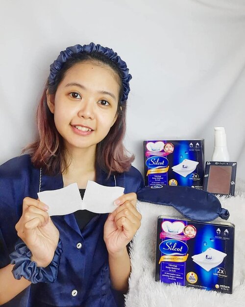 Gengs, udah pernah coba pakai kapas @silcot.id untuk skincare an? Aku suka sama kapas ini karena dia tipis jadi ga menyerap banyak produk skincare! Apa lagi kapas nya bisa dibagi 2 kayak gini, jadi lebih hemat deh skincare nya, terutama buat pake toner 🥰Kalau udah pakai toner, jgn lupa untuk pakai serum dan sunscreen (ketika pagi hari) ! Salah 1 serum yg aku suka adalah L'Oreal Paris Crystal Micro Essence Water Serum yg mengandung HA dan membuat kukit aku jadi lembab banget, sekaligus bisa mempercepat proses peremajaan kulit 💕Sunscreennya kalian bisa cobain L'Oreal UV Perfect Matte & Fresh Long UV SPF 50, yg diklaim mampu melindungi kulit secara total hingga 12 jam, finishnya matte dan bisa sekalian jd primer makeup 😍Yg mau cobain, langsung aja cek di @tokopedia karena lg ada diskon bundle untuk 3 produk ini! Harganya jd cuma 185k , plus bonus scrunchie seperti yg ada di tangan aku.. Link nya ada di story aku yaa 😘 #UnlockCrystalSkin #silcot #widlimskincare #clozetteid#lemoninfluencer #bandungbeautyblogger #bandungbeautyvlogger