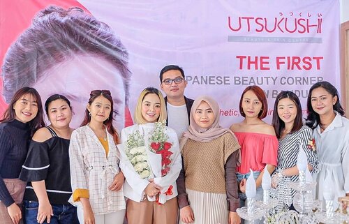 うつくしい (read : Utsukushii), means beautiful in english, dan bisa berarti cantik / indah dalam bahasa Indonesia 💕Nama ini menjadi filosofi sekaligus doa bagi klinik Utsukushii, harapannya semua wanita (dan pria) yg datang ke sini bisa menjadi cantik (atau indah) 😍Klinik ini menjadi klinik kecantikan pertama di Bandung dengan konsep Jepang. Dari gedungnya saja terasa banget sentuhan Jepangnya dengan beberapa lukisan dan aksen kayu, dengan konsep ruangan yg minimalis namun fungsional khas Jepang 👍Beruntung banget aku dan teman2 @bandungbeautyblogger bisa ikut acara grand openingnya hari Sabtu kemarin. Buat yg mau tau keseruannya, langsung aja cek di blog akuu yaa! Link di bio 😍P.s : kalau aku treatment di klinik ini, mau aku bikinin review nya juga gak gengs? 🙈#utsukushii #klinikkecantikanbandung #beautyclinicbandung #widlimskincare #widlimjalan #bandungbeautyblogger #Clozetteid