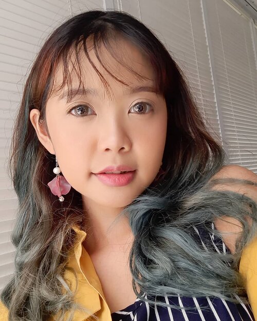 Belum sempet ngedit konten baru buat hari ini, tapi semoga bisa upload video Youtube dalam minggu ini 🙈Throwback dulu selfie2 di hp daripada mengendap ya WKWK di saat rambutku masih balayage yg warnanya ash blue - green 🤣BTW ini pake softlens @x2softlens Sanso Color yg Cappuccino yaa 😘#widlimselfie #clozetteid #x2exoticon #x2softlens #bandungbeautyblogger #bandungbeautyblogger #100mostbeautifulexolove2020 #widlimhairstory #cchannelbeautyid #beautygoersid