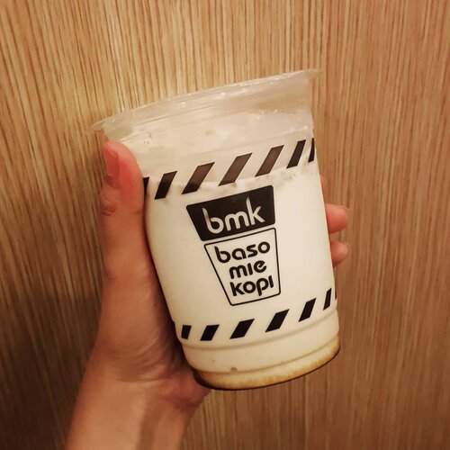 Hari ini lagi2 ke the Kings makannya di @gokanaresto dan minumnya @basomiekopi 🤣Bedanya hari ini lagi sisterdate sama @dsy.lmmn uwuu 😏Btw ini minumnya namanya Ice Aren Milk Regal, buat harga 20k yaa lumayan lah, gula arennya kerasa 😍Makanannya ga kefoto karena keburu lapar WKWK kebiasaan 🙈#widlimjajan #Clozetteid