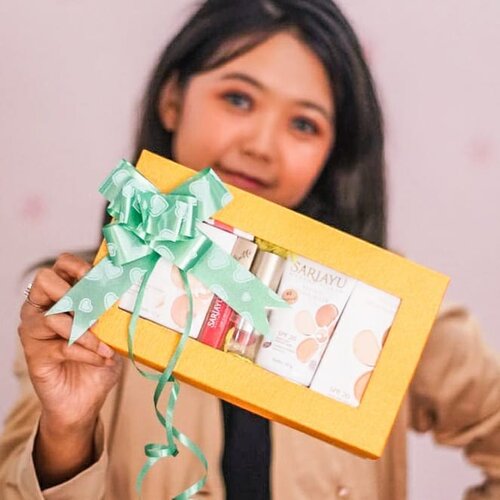 Seneng banget hari ini aku nyobain produk2 unggulan dari @sariayu_mt 😍Ada Tinted Moisturizer kesayangan aku dari dulu, ini pelembab yg udah ada warnanya jd buat daily pas banget, ringan di kulit dan udah ada SPF 20 nya, aku pakai shade 02 natural 😍Terus ada Two Way Cake yg coveragenya lumayan oke, mengandung Gardenia Extract dan Vitamin E, ada SPF 15 juga 💕Kemudian ada banyaak produk untuk bibir, di antaranya Lipstick, Hydra Lip Tint, Lite Lip Cream, dan Lip Colour Matte! Semuanya mengandung Vitamin E juga jd gak bikin bibir kering 🥰Di story aku pakai yg Lite Lip Cream yg bisa 3 in 1, bs jadi cream blush, eyeshadow cream, dan lip cream 😘Kemudian pake yg lip tint buat di bibir  dan ini gak bikin keriing suka bgtt 🤗#sariayu #fearlessbeauty  #naturalglow  #fearlesstoglow #cleanbeauty #ClozetteID #widlimselfie