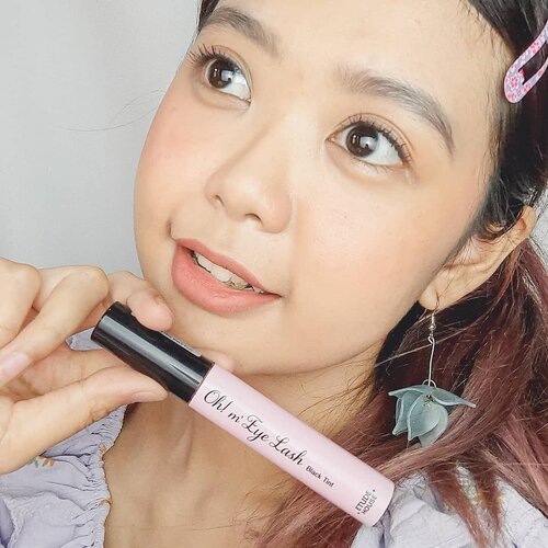 Got your daily lashes ready with Oh! M'Eye Lash by Etude House 🥰Formulanya gak bikin bulu mata ngegumpal, ringan banget tapi tetep bisa bikin efek curl dan sedikit memanjangkan, ala ala lash tint gitu 🥰Dia cukup waterproof dan tahan lama, smudgeproof juga.. ngebersihinnya juga gampang looh, pokoknya ga bikin bulu mata jd keras dan sakit gitu, auka banget 🤗Yg mau cobain langsung aja cek Charis Shop aku di : https://hicharis.net/widyalimitedcom/1sXZ (harga tertera untuk 2 produk, jadi 1 nya cuma 90rb an 😆#etude #charisceleb #charis @hicharis_official @charis_celeb #widlimselfie #clozetteid #charisindonesia