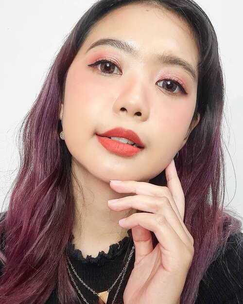 Emang lipstick dengan hint orange itu paling cocok di kulitku wkwk.. Kalau kalian gimana? 🙈Ini aku lagi cobain @blackrouge_kr @blackrouge_id Cream Matt Rouge yg shade Orion. Unik banget deh konsepnya Cream Matt Rouge ini, nama2 shade dan juga kemasannya itu berdasarkan horoscopic / rasi bintang yg tidak terdapat di zodiak 😍Orion sendiri dikenal sbg rasi bintang Sang Pemburu, kalau warnanya sih lebih ke merah dengan hint orange - brown gitu which I like ! Bold tapi masih keliatan fresh, gak bikin wajah keliatan tua 👄Formulanya juga unik, cenderung velvet ketika diaplikasikan, tapi perlahan setelah ngeset sih lebih ke matte. Sukaak 😘Kalian bisa beli di :https://hicharis.net/widyalimitedcom/1r7q ya 🥰#blackrouge #CreamMattRouge  #CHARIS #hicharis @hicharis_official @charis_celeb #widlimselfie #clozetteID