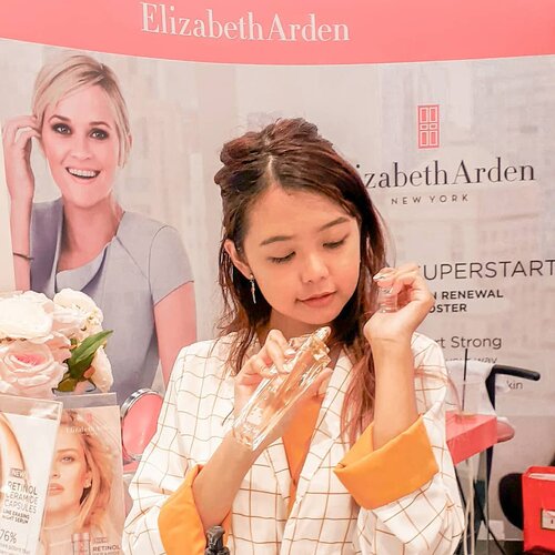 Hari ini aku mampir ke store nya Elizabeth Arden di Metro TSM Bandung 😍Aku cobain 3 produk barunya nih, slide fotonya buat cek2 yaa hihii 🙈My Fifth Avenue adalah salah satu parfum yg enak banget nih wanginya, dengan sentuhan wewangian floral yang segar, aku merasa wanginya ini cocok buat segala kalangan 😍Selain itu, aku juga cobain Everyday Perfection Bouncy Makeup, bentuknya kayak clay - compact powder, jd pas dipencet2 tuh bouncy gitu 😂 Finishnya semi matte dan natural, coveragenya medium, dan cocok buat sehari2 dan cocok buat segala jenis kulit 💕Terakhir, ada Prevage Citysmart Sunscreen, packagingnya lucu bangeett pump gitu 😍 Karena ada sedikit warnanya, jadi bisa dibilang sejenis uv tint gitu, finishnya semi dewy dan gak lengket di kukit, SPF nya 50 dan PA++++ looh! Cek aja slide terakhir, aku ada video cobain produknya 😍Naah selain produk2 yg aku cobain ini, masih banyak banget looh rangkaian skincare dan makeupnyaa langsung aja main ke counter nya yaa 😘@beauteous_you #prevagecitysmart #myfifthavenue #ElizabethArden #beauteousyou #bandungbeautyblogger #bloggerBDG #beautybloggerbandung #Clozetteid