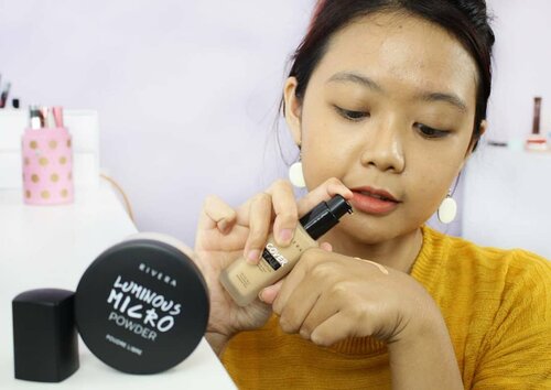 Heyyoo geengs, kalian tau gak kalau @riveracosmetics punya produk baru yaitu Rivera Cover It All Foundation? 😍Foundation ini cocok di kulit sensitifku karena mengandung anti-irritant, keren yaah 💕Selain itu, teksturnya lumayan cair dan terasa ringan di wajah, coverage nya pun medium jadi cocok buat sehari2 ataupun buat pergi2 gitu, apalagi udah mengandung SPF 20++ jadi bisa bantu melindungi kulit kita 😍Aku pakai shade 05 Warm Beige nih, warnanya pas di kulit medium aku, dan karena dia punya teknologi Light Reflecting Effect, jadi dia ada efek mencerahkan tapi bisa sekaligus menutupi dosa2 di wajah kitaa, asyique kaan 😍Nah abis pake foundi nya, aku set deh pakai Rivera Luminous Micro Powder yg shade 05 Classic Beige.. Butiran powder nya halus banget looh jadi enak banget dipake walau kulit aku agak kering 💕#crazylonghoursfoundation#weareriverians#livelifeempowered  @beautysociety.id #bsidxriveracosmetics #Clozetteid #rumahmakeuppucino