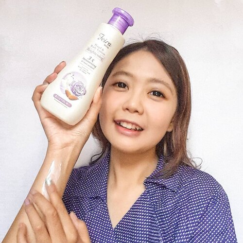 Cuaca di Bandung lagi gak menentu banget deeh.. kadang panas banget, tapi mendadak hujan petir 😣Cuaca yg gak tentu bikin kulit kita jadi lebih kering.. Untungnya aku selalu sedia @feirawhite Body Lotion untuk kukit tubuhku 💕Karena mengandung Goat Milk dan Royal Jelly, lotion ini bisa melembabkan dan melembutkan dengan lebih efektif dibanding lotion lainnya, ada juga kandungan ekstrak bunga mawar & sakura yg bisa membantu mencerahkan kulit kita 😍Yuk cobain Feira White ini, wanginya juga gak nyengat jadi enak banget deh dipakai sehari-hari 😁#FeiraWhite #LetTheSoftnessBegin#FeiraWhite#ClozetteID #widlimskincare