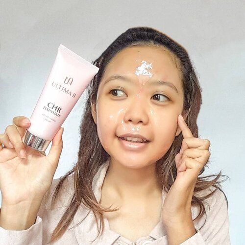 Gengs udah pada cek story aku kan? Aku suka banget sama CHR Essentials Refreshing Mask dari @ultimaii_id ini 😍Wanginya bikin rileks, hasilnya pun langsung keliatan! Kulit jadi lebih cerah, glowing dan lembab 😘 Kandungannya juga kece banget, ada Niacinamide, Solluble Collagen, dan Witch Hazel, jadi cocok buat semua jenis kulit deh 😘Selain masker, seri CHR Essentials ini ada macem2 looh mulai dari face wash, scrub, toner, sampai spot treatment! Gak heran sih, soalnya seri CHR Essentials ini emang cocok buat kalian yg punya acne prone skin, atau oily skin 😍 Kalau maskernya bisa untuk semua jenis kulit siih 😁Buruan cek Lazada nya yaa karena produk2 @ultimaii_id ini lagi diskon 20% di Harbolnas 12.12 😘#myessentials #thecollagenexpert #widlimskincare #ClozetteID #beautybloggerbandung #bandungbeautyblogger #bandungbeautyvlogger #beautyvloggerbandung