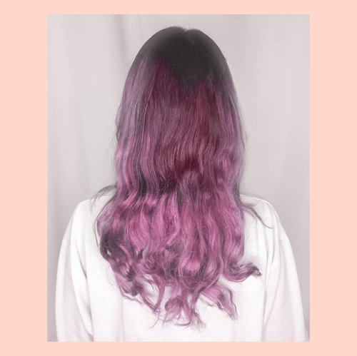 JUJUUURR susah banget nangkep warna ungu di rambut akuuu.. Padahal aslinya warna ungunya cakeepp, tp klo di foto suka jadi agak pink atau agak merah (liat slide ke 2) 🤣Harus segera difoto sebelum semakin pudar warnanya wkwkwk ini setelah 1x keramas, sebelumnya lebih ungu gelap 🤭Warna ungunya aku pakai @garnierindonesia Color Naturals (warna  Plum Red) 1 sachet , mix @lorealindonesia Purple Shampoo , mix @sariayu_mt Conditioner.. Kenapa campur shampoo? Soalnya pewarna ungunya cm punya 1 sachet dan males beli lagi wkwk cuma mau retouch warna aja biar ga abu2 banget.. Aslinya warnanya lebih ungu gelap gitu siih dan pastinya rambut tetap halus dan lembut 🙈BTW maaf fotonya kurang kece soalnya ini gak dicatok, cuma pakai jedai aja 🤣 #widlimhairstory #clozetteID #purplehair #haircoloring #haircolor