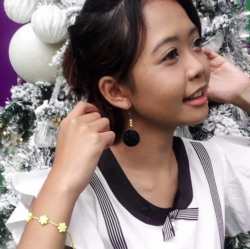 Smile even your heart hurt 😊
.
Got this cute earrings and bracelet from @simicories , the prices are sooo affordable! Check 'em now 😍😘
.
@beautygoers #nowyouSIMI #beautygoersxsimicories #beautygoersID #widlimselfie #widlimHR #Clozetteid
