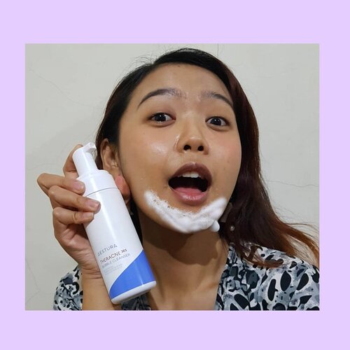 Tiba2 aku berjanggut putih 🤣

Gak deng, ini lagi mainan sama facial wash yg jadi kesayangan aku selama 2 minggu terakhir, ini adalah Theracne 365 Bubble Cleanser 😍

Bubble nya lembut banget, begitu kena suhu tubuh langsung melting gitu jadi kayak sabun cair (dan take foto ini super susah wkwkwk) 🙈

Facial wash ini cocok buat kalian yg kulitnya berjerawat tapi cenderung kering / sensitive, yuk yg kukitnya aneh kayak kulitku cobain ini deh.. Worth the price 💕

Ssttt ada diskon loh, langsung aja klik link di bio aku yaa, jangan sampai kehabisan ^^ #bandungbeautyblogger #bandungbeautyvlogger #Clozetteid
#AESTURA #THERACNE365 #BUBBLECLEANSER #CHARIS #CHARISSTORE #charisAPP @charis_official #KBEAUTY #ECOMMERCE #KOREANMAKEUP #MAKEUP #SKINCARE