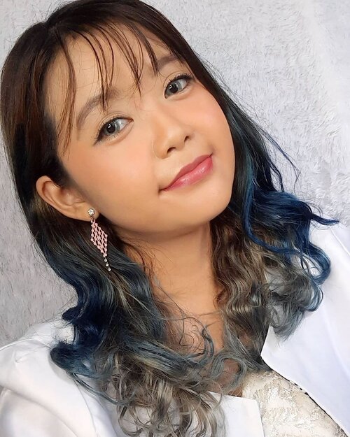 New hair , ash blue gradation #widlimhairstory 👩‍🦳 Mau warna biru tapi mau warna abu jugaa.. yaudah jadi deeh kayak gini wkwk 🤣Gak bleaching lagi kok cuma nimpa alias retouch warna biru di bagian depan sampai tengah.. jadi bagian tengah sampai belakang masih warna ash brown gitu, so far aku suk banget! Nanti hasil lunturannya pasti lebih muda warnanya, jadi siap2 melihat warna rambut aku yg unik (atau aneh) ini yaa wkwk 🤗Retouch nya pakai @mirandahaircare (blue 0.5 tube mix green 0.25 tube), developer 0.5 tube, mix Olaplex no.1 1ml, didiamkan 15 menit 🥰Jadi, kalian mau ganti warna rambut apa buat lebaran ini? 👩‍🦳 By the way sebelum ada yg nanya, softlens nya pake @x2softlens Bio Glaze yg Nu Azul ya wkwk 😍#softlensnyawidya #clozetteid #widlimselfie #x2exoticon #x2softlens #mirandahaircolor #bluehair #dirumahaja #quarantinelife #tiktokbeauty