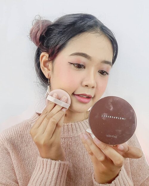 Seneng banget sekarang aku ga perlu pusing buat mikirin complexion di New Normal ini, soalnya udah ada produk yg praktis, long lasting, dengan kualitas yg bagus tentunyaa yaitu @instaperfectbywardah 🥰Daily flawless makeup ini aku buat cuma 10 menit looh! Favorite aku sih Instaperfect BB Cushion nya, coverage nya oke banget, finishnya radiant matte (gak dead matte tp gak dewy), dan udah ada SPF 50 PA++++ buat memproteksi kulitku! Oh ya, aku pakai shade 13 Beige 😍Produk lain yg aku pakai di makeup ini ada Porefection Primer, Powder Foundation (shade 13 Beige) Hypergetic Eyeliner, dan Lip Matte Paint (shade 09 Icon) 💕Kalian udah pernah coba produk Instaperfect belum nih? Kalau belum, buruan cek di e-commerce kesayangan kalian, mumpung lagi ada promo looh 😘#NoComplexComplexion #ForYourUnstoppableMove @instaperfectbywardah #widlimselfie #clozetteid