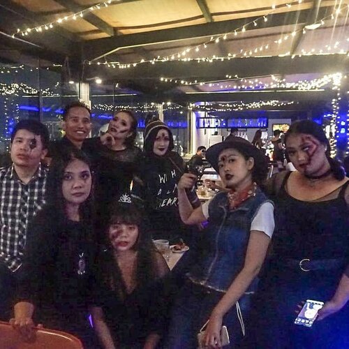 Throwback to an amazing party at @mercurebandungcitycentre ! 😍Ceritanya Halloween Party tapi yaa gitu deh 👻Kalau ke Mercure pasti disuguhin makanan yg enak2, tapi kali ini bukan cuma enak tapi juga KEREN karena Halloween vibes nya kerasa banget! Favorit aku yg "jari" sih 🙈Kapan2 costume party lagi doong seru deh wkwkwk 🤣By the way, foodies are captured by @deemiiaa, saya hanya team lighting a.k.a senter kok wkwkwkw 🙈#halloweenmakeup #halloweenparty #halloweencostume #halloweenparty2019 #Clozetteid #widlimjalan #widlimjajan #mercurebandung #mercurebandungcitycentre