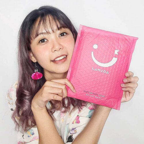 Better late than never! Baru cek2 beauty commerce baru nih yaitu @lamida.id ! Bukan cuma bisa belanja, tapi mereka punya campaign #MEaningful yg bakal bikin kita lebih percaya diri sebagai wanita! Seneng bangeet 🥰Selain itu, banyaak banget produk yg lagi diskon dan UP TO 80% LOOHH ! Jadi murah2 banget! Pengirimannya juga cepat dan packaging nya aman banget karena bagian luar packing nya itu bubble wrap 😍Cuus cek website mereka : Lamida.id atau cek link di bio aku, atau bisa juga install apps nya looh.. Yg ketinggalan unboxing produk2 dari Lamida, ada di slide ke 2 yaa ihiiww 😘#widlimskincare #Lamida #Meaningful #CumadiLamida #PastiOriPastiHemat #clozetteID