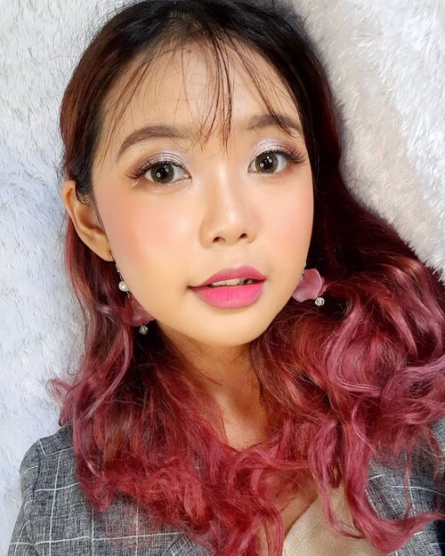 New Hair ayeey! Sebenernya mau upload nya setelah semingguan karena mau cek dulu pewarna rambutnya bagus apa engga.. tapi ga kuat ini gemes banget jadi lebih kayak berry red gitu 🤣Nanti lunturannya semoga jadi pink yg aku pengen 🙈FYI, ini makeup nya pake 100% produk lokal, termasuk bulmat dan contact lens nya! Tutorialnya diupload gak yaa? 🤪Eye details :🌸 @spexsymbol Sweet Talk - Boo🌸 @loreca.lashes Delfin..#widlimhairstory #clozetteid #sweettalk #bandungbeautyvlogger #100mostbeautifulexolove #bandungbeautyblogger #100mostbeautifulexolove2020 #indobeautysquad #spexsymbol #beautygoersid #x2softlens #x2exoticon #exoticon