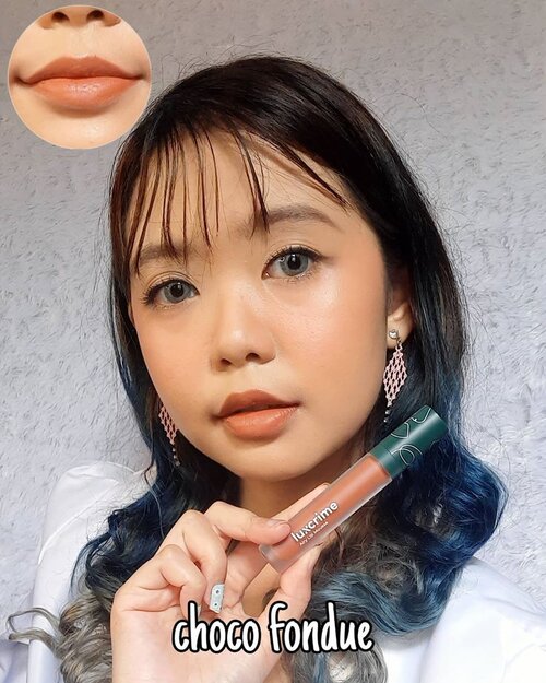 Selamat bulan Juni gengs! Ga kerasa udah hampir menjalani setengah dari tahun 2020, gimana tahun ini so far? 🥰@luxcrime_id Airy Lip Mousse - Afternoon Tea 🍵Tekstur lip cream ini cukup ringan, finishnya semi-matte (kalau claim nya sih bilang soft-matte and I totally agree), ringan di bibir dan setelah beberapa saat kerasa semi velvety gitu 😍Ketahanannya lumayan oke, walau setelah makan berat emang agak pudar, tapi masih meninggalkan warna yg bagus (bukan yg bolong2 iyuh gt wkwk kalian ngerti kan maksud aku?) 🤣Di seri Afternoon Tea ini lebih banyak pink nya, cuma yg slide pertama aja yg agak choco gitu XD..🌸 Choco Fondue : coklat dengan hint orange (gak terlalu nude ataupun bold)🌸 Berry Blossom : pink + cream nude, sedikit ada hint warna cream gitu🌸 Delicate Cherry : soft pink🌸 Raspberry Tarte : pink agak gelap dengan sedikit hint magentaLip swatch nya sesuai request kalian, aku buat 1 foto dengan foto aku nya ya hihii 🍒Kalau kalian suka yg warna apa? 😍P.S : seri Morning Coffee nya udah pernah aku upload juga, cek foto2 sebelum post ini yaa ☕#luxcrimelipparty #luxcrime  #luxcrimeairylipmousse #widlimselfie #clozetteid  #bandungbeautyvlogger #bandungbeautyblogger  #indobeautysquad #lipswatches #beautybloggerindonesia