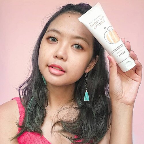 My skin but better! Seneng banget nemu produk tone up cream yg cocok buat kulit yg eksotis kayak aku 🙈Tone up cream nya @celefit_id ini gak bikin abu2 di kulit, awalnya emang agak terang sih tapi setelah beberapa menit, warnanya jadi nyatu banget sama kulitku, lihat aja di leher dan pundak gak belang kaann? 😍Selain bisa mencerahkan kulit, Peach Beam Tone Up Cream ini juga bisa bantu melembabkan kulit! Kalau lagi buru2 bisa banget pakai ini doang, pakai sedikit lipstik / liptint, beres deeh! Makeup no makeup yg simple banget kaan 😍P.s : aku gak pake complexion apapun lg, cuma produk ini aja.. bisa mencerahkan kulit tanpa membuat abu2, tapi gak bisa cover bekas jerawat secara menyeluruh (cuma sedikit memudarkan aja), cocok buat #dailymakeup atau bisa juga jadi primer / #basemakeup kalau mau full makeup 😘#kbeauty #whiteningcream #toneupcream #whitening #celefit #celefittoneupcream #bandungbeautyvlogger #widlimskincare #widlimselfie #ClozetteID