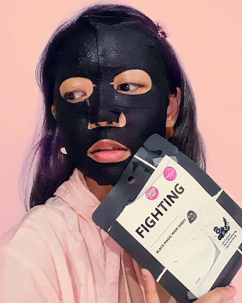 Udah maskeran belum gengs? Yuk maskeran dulu 💕Aku lagi pakai masker Black Magic dari @cathydollindonesia yang bisa ngebantu meredakan jerawat meradang dan juga mengontrol produksi minyak berlebih 😍Aku lagi ada jerawat soalnya, jadi aku pakai masker ini deh hehee.. Oh ya gengs jangan lupa cek e - commerce nya Cathydoll yaa karena ada diskon menarique untuk Lightening Milky Mask Sheet CUMA SAMPAI HARI INIII jadi buruan cek yaa 😘#cathydoll #cathydollindonesia #widlimskincare #1stAnniversaryBBV #Clozetteid #bandungbeautyvlogger #sheetmask