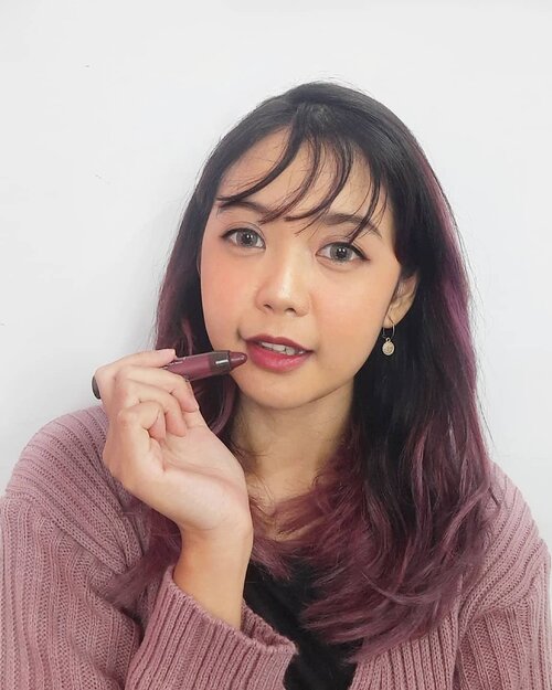 Pengen beli produk luar yg dijamin 100% asli dan original? Nih kepoin aja @theskindarling ! Produknya import langsung dari Australia, USA dll 🥰Aku sendiri cobain beberapa produk diantaranya @burtsbees Gloss Lip Crayon ini! Suka banget sama formulanya yg lembut di bibir, ga bikin kering sama sekali, dan finishnya gloss.. Produknya 100% natural looh 🥰Oh ya aku lagi pakai yg shade 432 Bordeaux Vines, warna maroon yg cantik banget! Cocok buat daily maupun untuk pergi keluar, walau emang bakal transfer kalau kalian pakai masker (ya kan bukan lip matte juga wkwk normal laah) 🤣Kalau kalian mau belanja The Ordinary, Pixi, Sukin, Burt's Bees, Frank Body, Neutrogena dll, coba deh cek ke shopee nya @theskindarling karena lengkaapp bingooww! Dan jangan lupa pake kode SKINCIMUT biar dapet diskon 10% tanpa minimal pembelian! Cek aja link nya di highlight story aku : TheSkinDarling 😘#theskindarling #widlimselfie #clozetteID