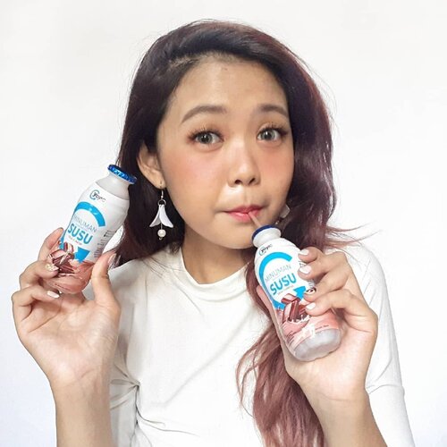 Heyyoo geengs! Kalian tau gaak sekarang ada minuman rasa susu dari @yoyicdairyid?? 😍Minuman ini ada 2 rasa yaitu Cokelat dan Strawberry, aku udah cobain yg cokelat dan rasanya ENAK BANGETT 💕Apalagi susunya asli dari New Zealand loohh, pantes aja rasa nya tuh enak dan creamy bgt 😍Pastinya aku gabung sama #TimChikaJessica geng tukang nyemil yg enyak enyak 🙈Kalau kalian udah cobain belum geenggs? @widscreate @sora_dee#YoyiCEnakApaSehat #YoyiCindo #ImbanginAja #Clozetteid