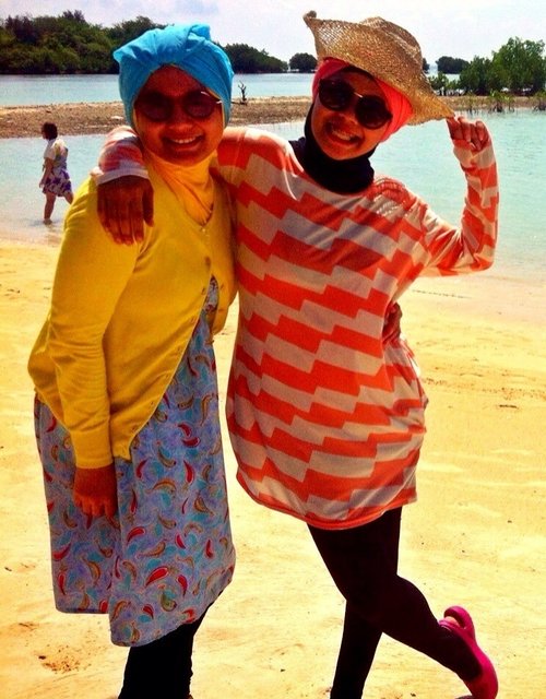 Friends Inspiration - TA bright hijab outfit for a day at the beach.