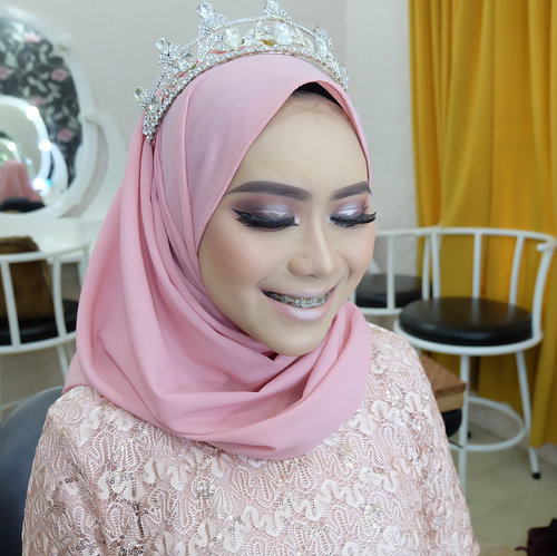 Yesterday's make up look, 
Magically brushed by @nitafmua
Thank you @nitaf25!
.
#hijabbride #hijab #weddingreceptionmakeup #hijabstyle #makeup #clozetteid