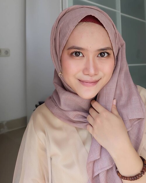 Hehe ini dia look yang aku pakai buat #passthebrushchallenge di post an aku sebelum ini. Dengan the power of #terfujilah semua jadi mudah. Nggak perluu acara edit editan 😂Details : @lanore.id Whitening & Anti aging DD Cushion 01 Fair@pondsindonesia Pinkish White Glow Face Powder@wardahbeauty Blush on C@wardahbeauty EyeExpert Eye Shadow Classic@maybelline Volum' Express Turbo Boost mascara@citycolorcosmetics Contour kit@thebodyshopindo Metal Lip Liquid Pink Nickel 025@gobancosmetics Highlighter Bronze nebula#mahan #clozette #clozetteid