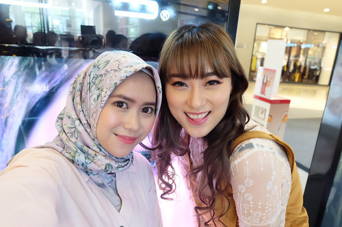 With @hisafu at @byscosmetics_id 's Live makeup session & beauty talk show ✨
.
#alloverberries #clozetteid