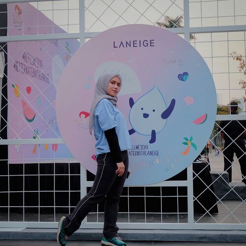 Seru bangeeeet hari ini berdonasi bersama laneige untuk saudara saudara kita yang ada di tasik. Dengan kita membeli paket laneige #RefillMe2019 #BetterWaterWithLANEIGE kita turut berkontribusi untuk membangun sumur air produktif disana. .Acaranya juga seru banget. Aku dan temen temen #ClozetteID zumba bersama sama @laneigeid dan @clozetteid . .Ps : jujur ini zumba pertama akuu. Dan ternyata seru banget 🤣🤣 .Thank you for having me! #clozetteid #clozetter #clozettedaily #clozettexlaneige #laneigeXmahan