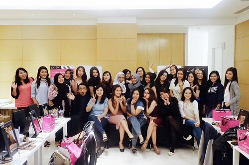 THANK YOU SO MUCH @lagirlindonesia for the opportunity 💖💖💖 Thank God beauty class nya berjalan dengan lancar 😗😗😗
.
#lagirlindonesia #juallagirl #lagirl #lagirlcosmetics #makeupartistindonesia #muaindo #muaindonesia #muajakarta #makeupartistjakarta #ivgbeauty #indobeautygram #beautynesiamember #clozette #clozetteid #instamakeupartist #makeupporn #makeuppower #beautyaddict #beautyartist #fotd #motd #eotd #indobeautyvlogger #beautyclass #softglam