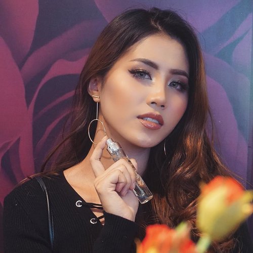 Attending @inloveparfums x @princessyahrini perfume launching. This perfume has gold flakes and comes with a charm with swarovski crystals! Thank you @sephoraidn for having me 💖💖💖
.
📸 @almamestika
.
#ivgbeauty #indobeautygram #beautynesiamember #clozette #clozetteid #sephoraidn #inloveparfums #inlovewithsyahrini #princessyahrini #beautyjunkie #beautyjunkies #instamakeupartist #makeupporn #makeuppower #beautyaddict #fotd #motd #eotd #makeuptutorial #beautyenthusiast  #makeupjunkie #makeupjunkies #beautyvlogger #wakeupandmakeup #hudabeauty #featuremuas #undiscovered_muas
